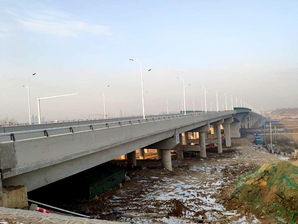塔山南路上跨蓝烟铁路立交桥工程提前6个月竣工通车